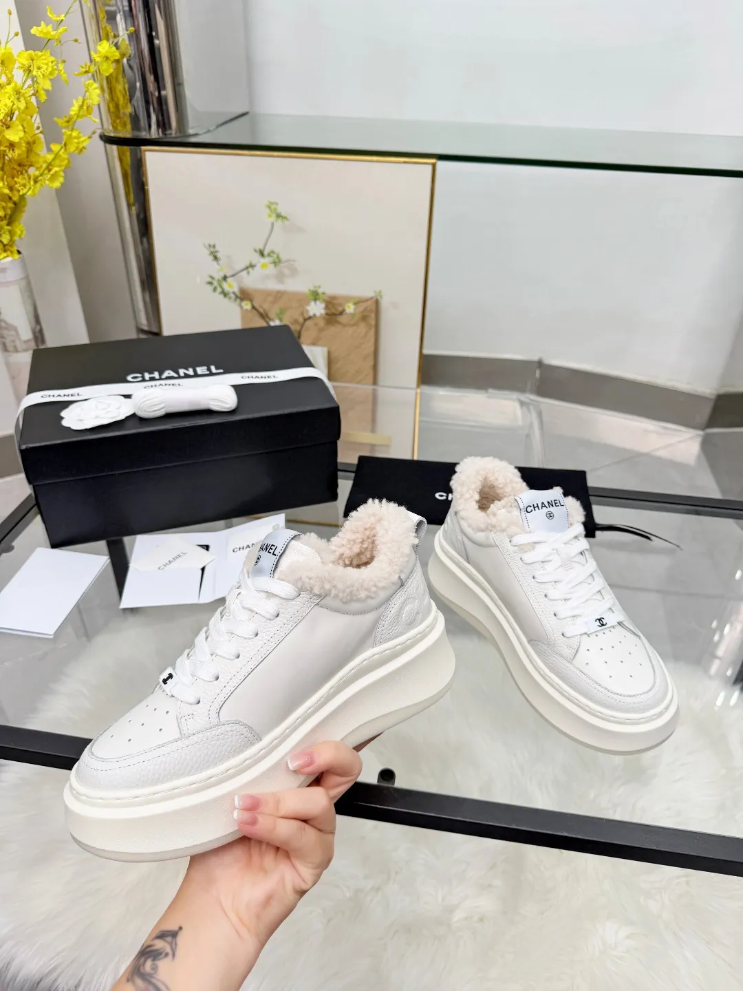 👟👟Ex-factory price 500👟👟 CHANEL 25C new autumn and winter sports shoes official website is available at the same time ❤️ Out of stock at counters. Major bloggers are recommending new styles on social days. This season’s new styles are simply eye-catching and look great on the feet. The casual casual sports style is cool and natural, interpreting Chanel’s fashionable femininity. The overall customization makes all sports shoes on the market at that time obsolete. This series is now available for sale! The upper is made of custom imported pebbled calf leather ➕ custom frosted calf leather. The lining is made of original one-to-one professionally customized mesh. Hardware accessories. Original full set of molds (not common in the market). Original custom molded TPU combination outsole. Height 4 cm. Women's size 35-40.